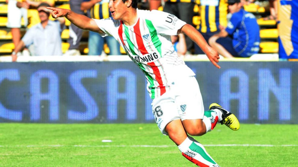Ramiro Cáseres marcó tres goles para la victoria de Vélez.
