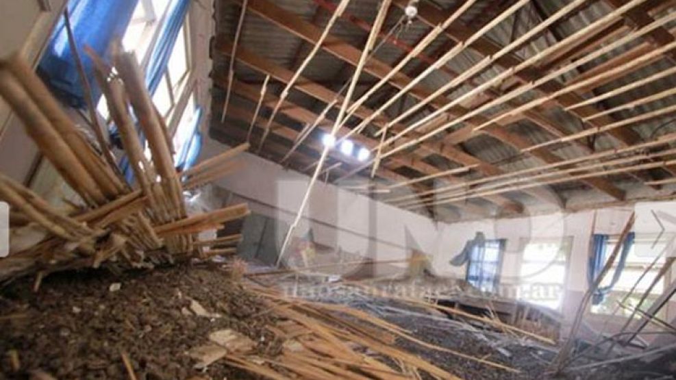 Diez personas resultaron heridas por la caída del techo de una escuela. El supuesto motivo: basura y excremento de palomas.