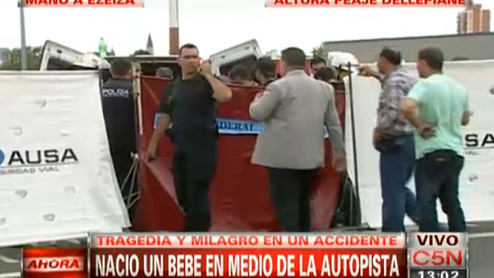 Personal de bomberos terminan de realizar las últimas atenciones a la madre primeriza.