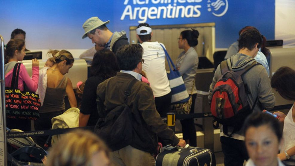 La medida obliga a quienes hacen consumo en el exterior con tarjeta a un esfuerzo financiero extra.