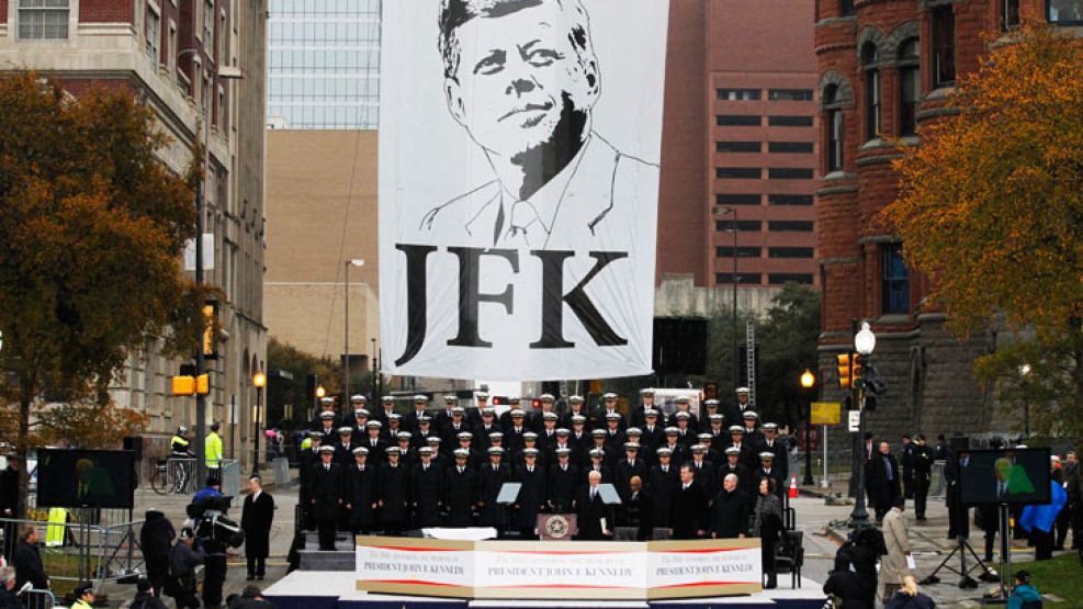 Ceremonia. Bajo una fina lluvia, se realizó ayer en Dallas el acto principal para recordar el asesinato que se produjo hace cincuenta años en la visita de JFK a la capital de Texas.