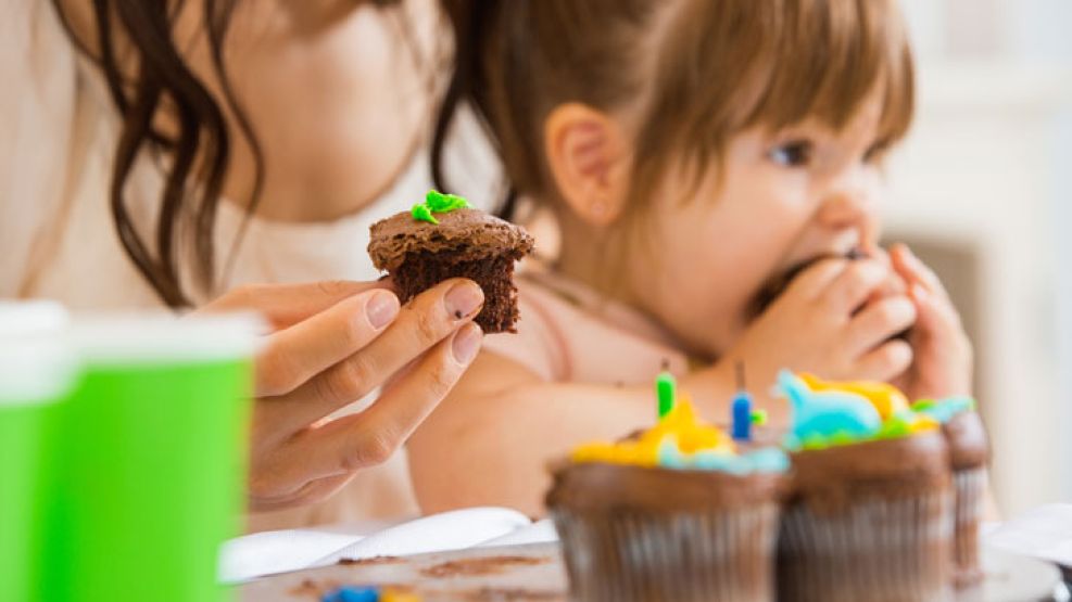 Adultos. Creen que los niños “se arreglan con cualquier cosa”.