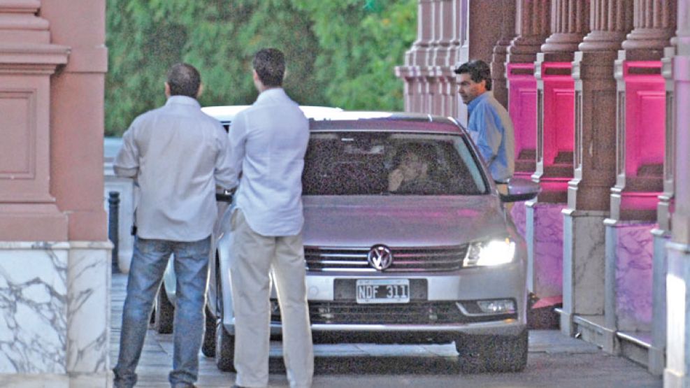 Agenda. Capitanich abandona ayer la Casa Rosada tras reunirse con funcionarios del ministerio de Planificación y de Economía. 