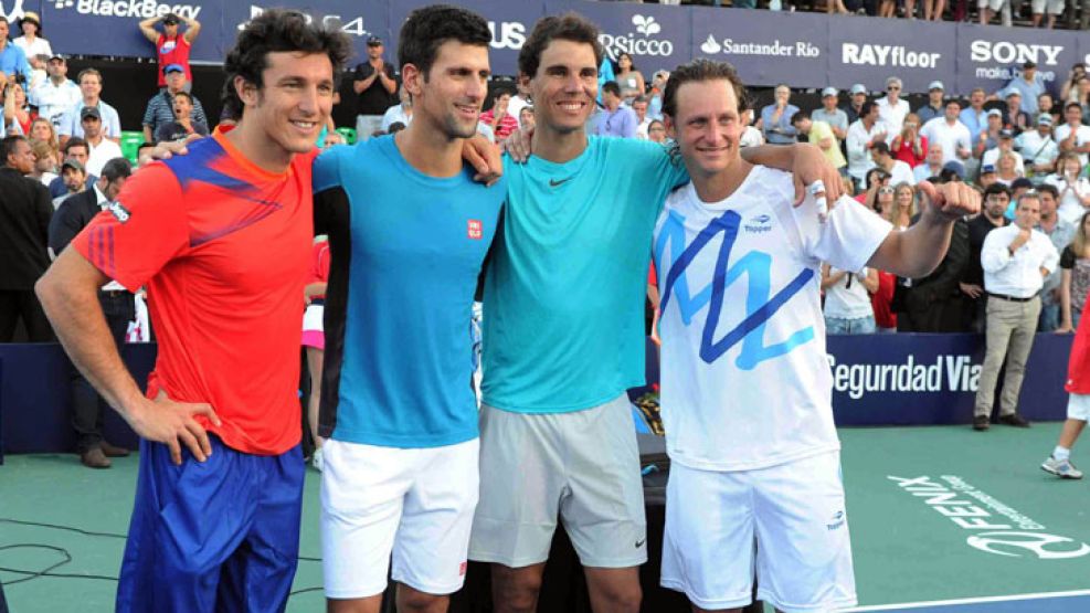 Ovacion. Mónaco, Djokovic, Nadal y el agasajado reciben el caluroso aplauso de los espectadores.