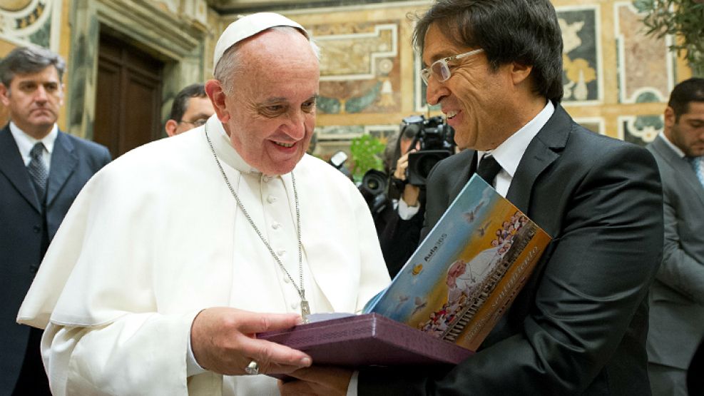Pablo Aristizabal, creador de Aula365, hace entrega del libro de mensajes de la comunidad al Papa Francisco.