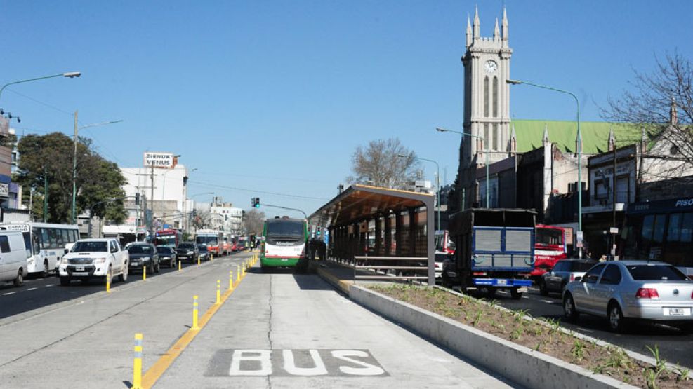 Vacios. Así lucen los carriles para el transporte público. El caos, en las laterales.