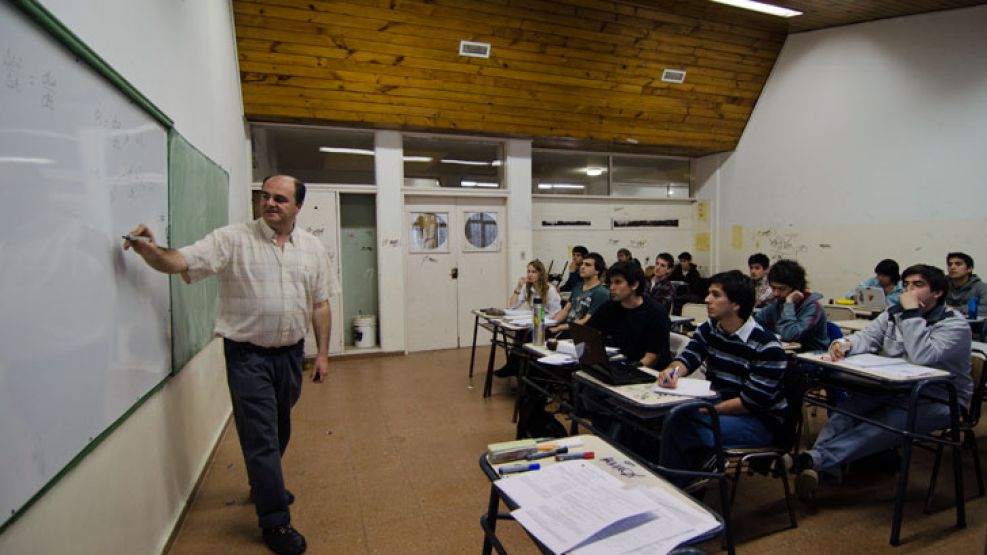 Aula. Jorge Shitu imparte clases de Física en la Universidad de Río Negro. Dice que analizar filmes entusiasma a sus estudiantes.