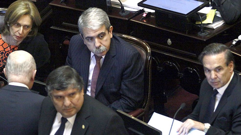 El bloque K en el inicio del debate: Beatriz Rokjés de Alperovich, Aníbal Fernández y Miguel Angel Pichetto.