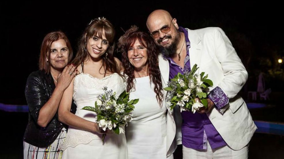 La diputada nacional del Frente Amplio Progresista, Victoria Donda, difundió a través de su cuenta en Twitter una fotografía de su casamiento con el periodista Pablo Marchetti en la ciudad santafesina