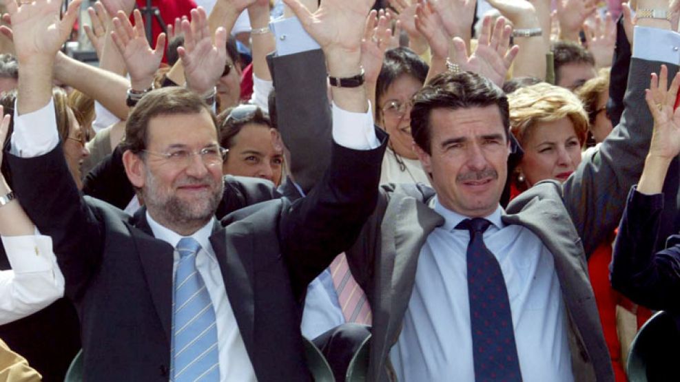 Mariano Rajoy junto a su ministro de Industria, Energía y Turismo español, José Manuel Soria.