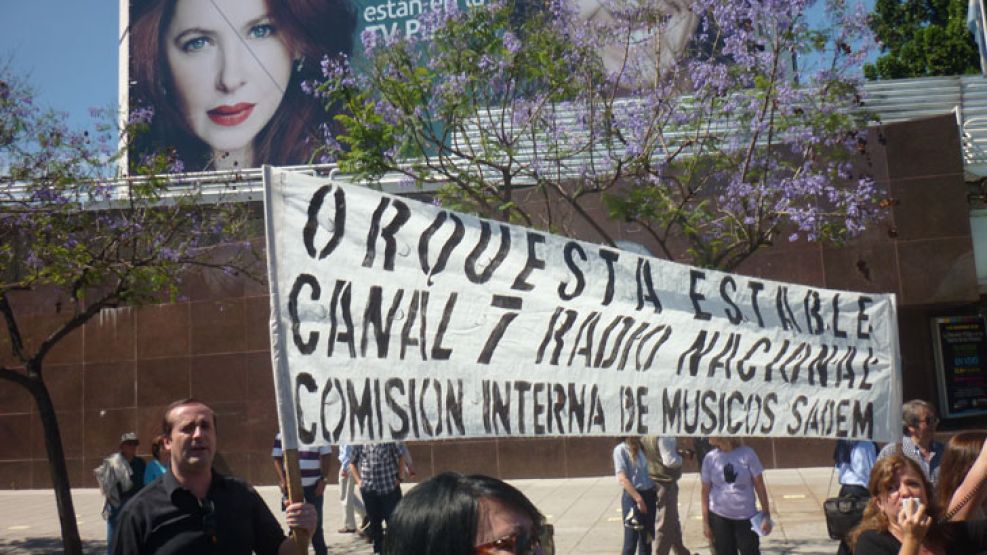 Denunciaron que la Orquesta "cumple 9 años de trabajo en negro, sin aportes jubilatorios, sin aguinaldos, sin asignaciones familiares y nuestros salarios están por debajo del mínimo vital y móvil".