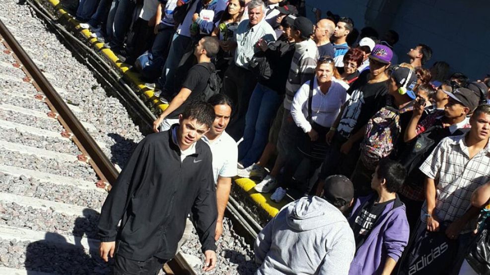 Después de 45 minutos, el tren fue retirado del lugar y, luego, los pasajeros tomaron otra formación, con el fin de retomar su viaje a la terminal porteña.