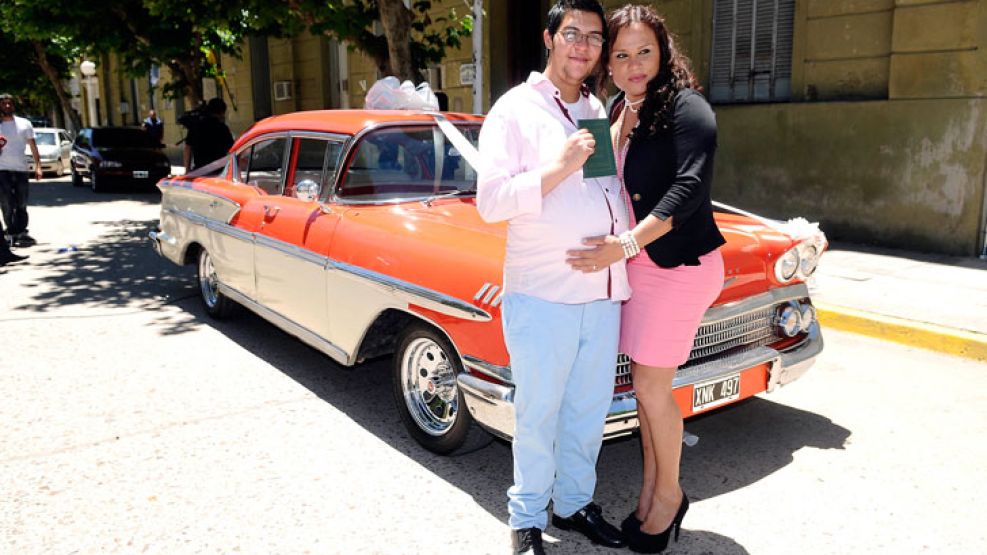 El dia soñado. Un Chevrolet Bel Air rojo hizo ayer de coche nupcial para la pareja. El 22 de diciembre, Alexis será intervenido y a través de una cesárea nacerá Génesis Angelina.