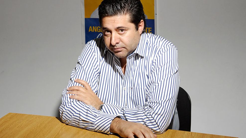 Guerra silenciosa. Angelici nunca fue bianchista y a Riquelme lo prefiere bien lejos. No los echa para no pagar el costo político.