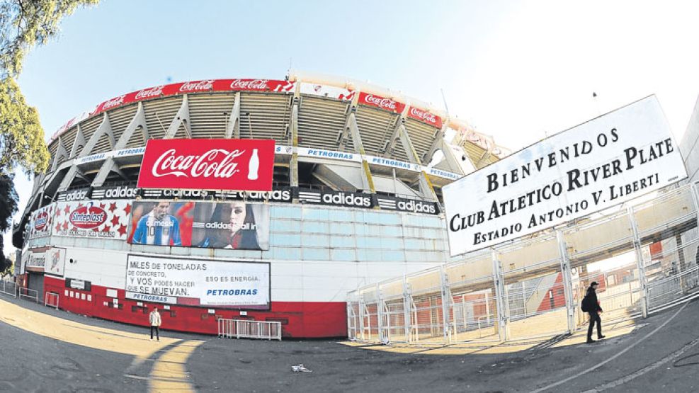 Hinchas a las urnas. El 15 de diciembre, los socios elegirán al sucesor de Passarella para los próximos cuatro años.