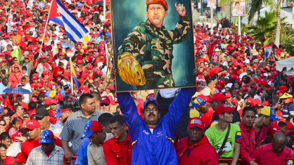 Pancarta. Maduro se apoya en la imagen de Chávez, pero la economía no logra encuadrarse.