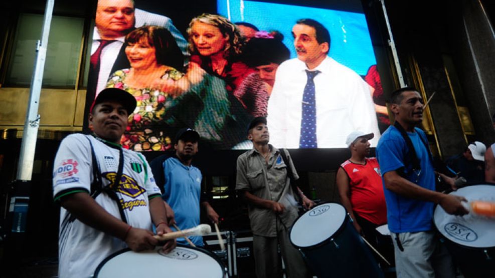 ULTIMO ACTO. El ahora ex funcionario prometió volver al país para “militar por los barrios”.