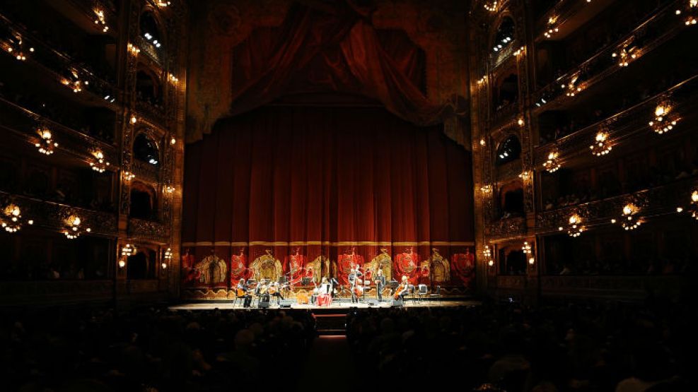 Un trabajador del Teatro Colón de 18 años falleció al caer desde un montacargas.