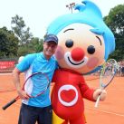 Lleyton Hewitt junto a Plim Plim, el simpático personaje de la serie animada de televisión, que dio una clínica de tenis para niños en Ciudad Deportiva Atlético en Pilar.