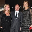 La PR Marisa Koifman, Diego Stecchi y Rosella Della Giovampaola disfrutaron, en la Embajada de Italia, la muestra fotográfica de estrellas de Hollywood que usaron productos Salvatore Ferragamo.
