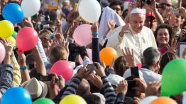 En el nombre de Dios. El papa argentino recorre la Plaza de San Pedro. Desde que asumió, nombró al polaco Konrad Krajewski, de 50 años, al frente de la Limosnería, una oficina del Vaticano que se enca
