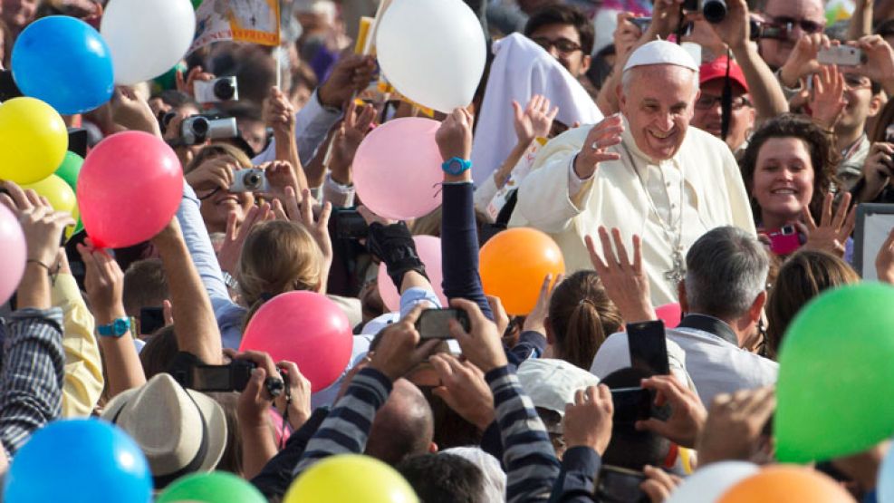 En el nombre de Dios. El papa argentino recorre la Plaza de San Pedro. Desde que asumió, nombró al polaco Konrad Krajewski, de 50 años, al frente de la Limosnería, una oficina del Vaticano que se enca
