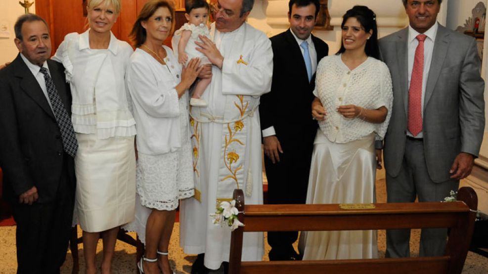 Familia. Una vez terminada la ceremonia, el papá de Eladio, Karina Rabolini, Margarita Rentería Beltrán, el padre José Daniel Blanchou, Eladio, Lorena y Scioli. 