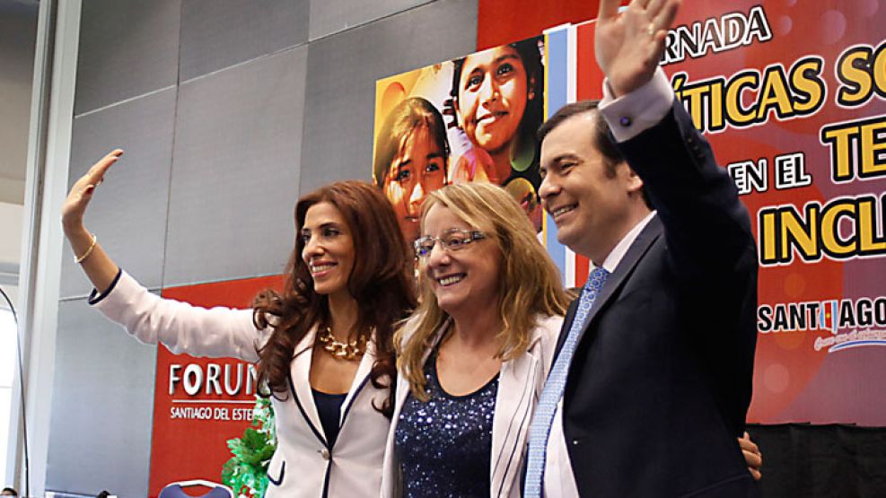 Nepotismo. El gobernador y su mujer, con Alicia Kirchner.