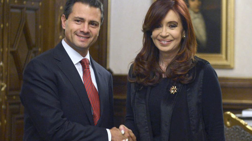 Una mano. Cristina agradeció públicamente a Peña Nieto.