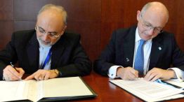 27-01-2013. Timerman y su entonces par iraní, Alí Akbar Salehi, firmando el polémico acuerdo.