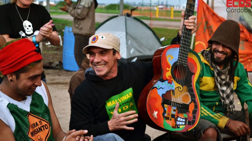 Manu Chao charló con los ecologistas y hasta tocó unos temas en una guitarra.