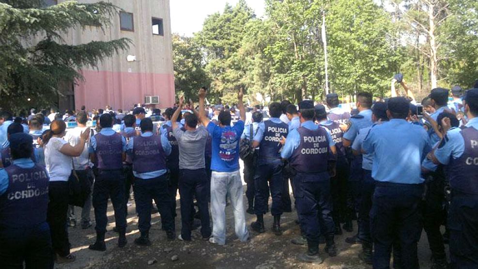 Un grupo de policías se acuarteló por reclamos salariales y elevaron un petitorio