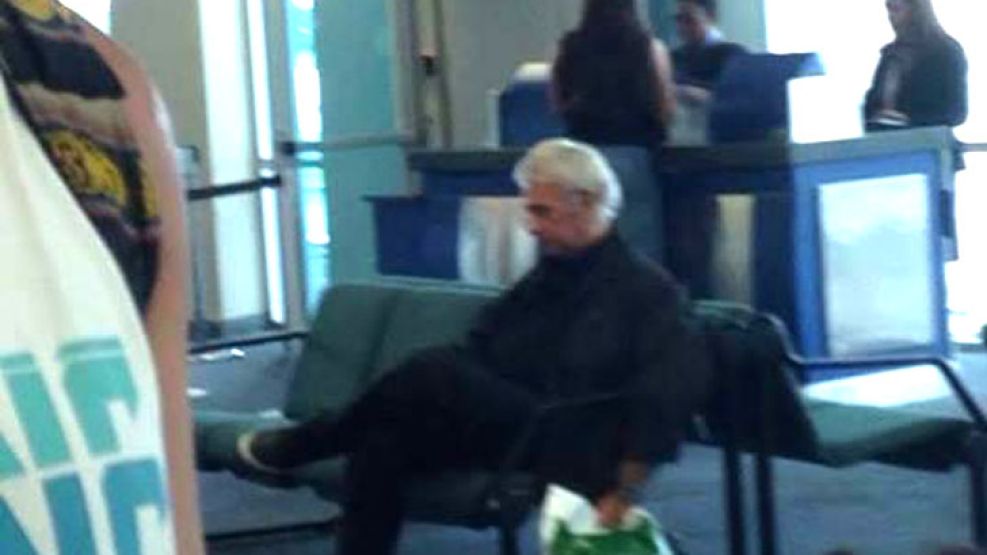 La foto circula en facebook y muestra a De la Sota en el aeropuerto de Panamá.