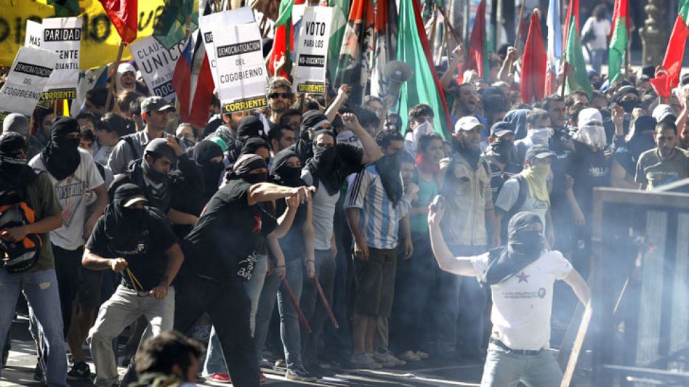 Los manifestantes atacaron a los policías que custodiaban el Congreso con piedras y palos.