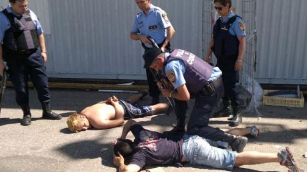 Policías detuvieron hoy a cerca de 100 personas por los saqueos en Córdoba.