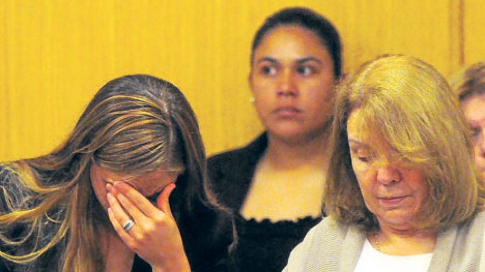 Susana Freydoz y su hija, durante la lectura de la sentencia condenatoria por la Justicia de General Roca. 