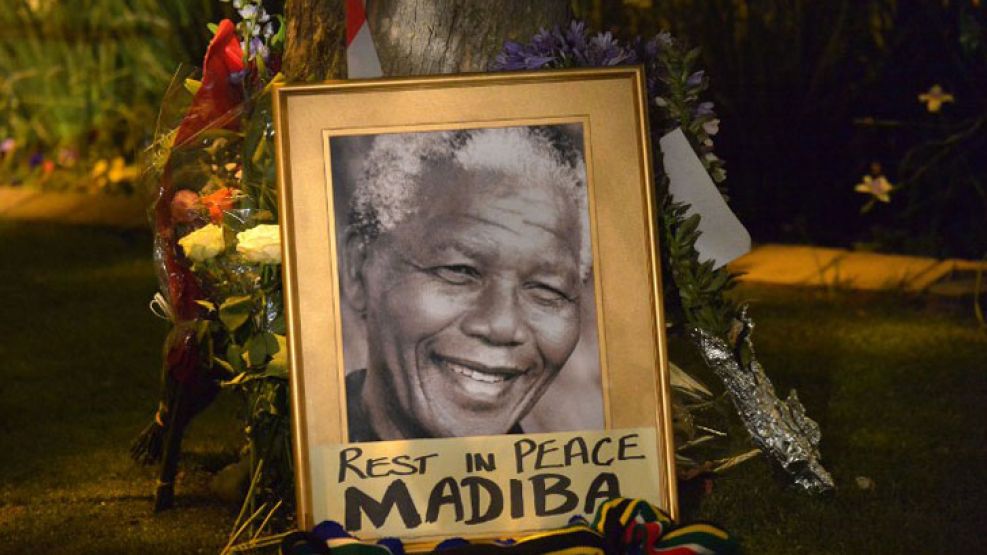 Fotos, flores, bailes, cánticos y un festivo adiós en la puerta de la casa de Mandela, en Johannesburgo.