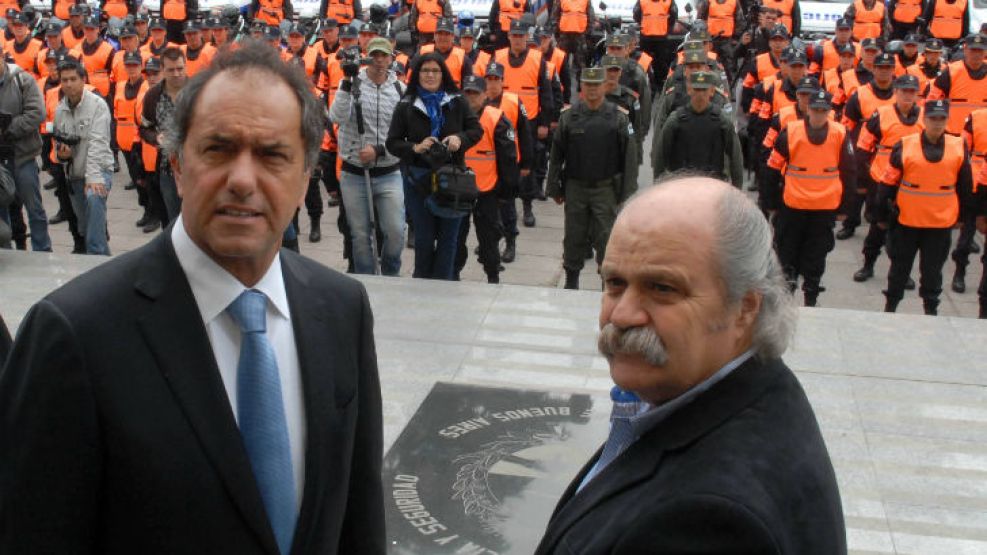 Antes de que haya tensiones por el efecto rebote, Scioli y Granados anunciaron aumentos salariales a las fuerzas de seguridad bonaerenses.