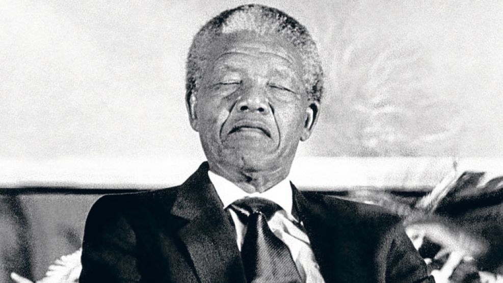 El ex presidente sudafricano jamás olvidó sus orígenes tribales y mantuvo viva esa memoria en su vestimenta y en su apodo, Madiba, incluso cuando ya era un reconocido dirigente anti-apartheid.