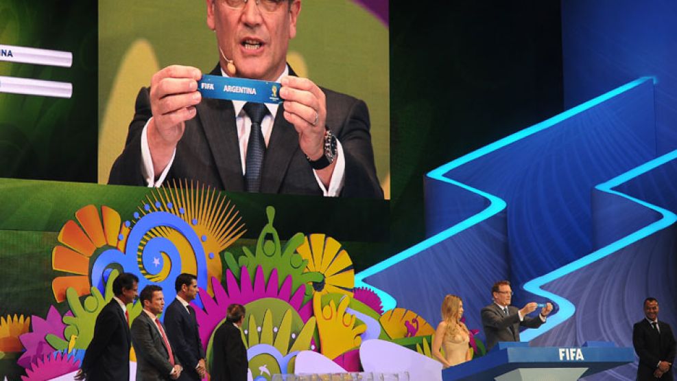 La primera emocion. Jérôme Valcke, secretario general de la FIFA, muestra el papelito de Argentina. La ceremonia fue el puntapié inicial del Mundial, que empezará en 186 días.