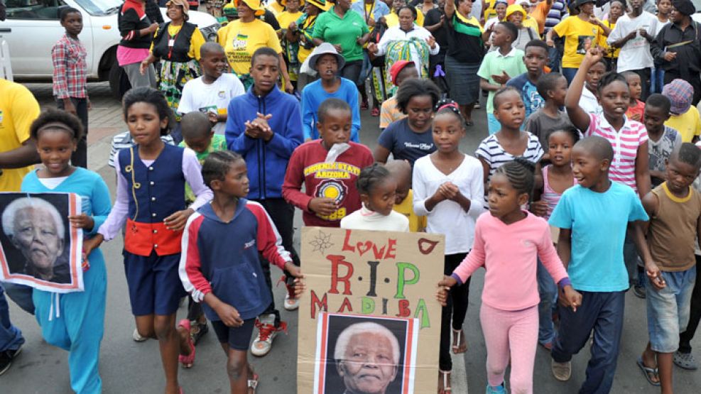 Nuestro Padre. Niños de Soweto, donde Mandela vivió muchos años, encabezan una caravana para darle el último adiós al ex presidente que falleció este jueves en Sudáfrica.
