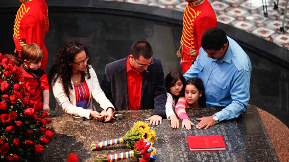 Lealtad. Maduro y la familia de Chávez, en la tumba del ex líder.