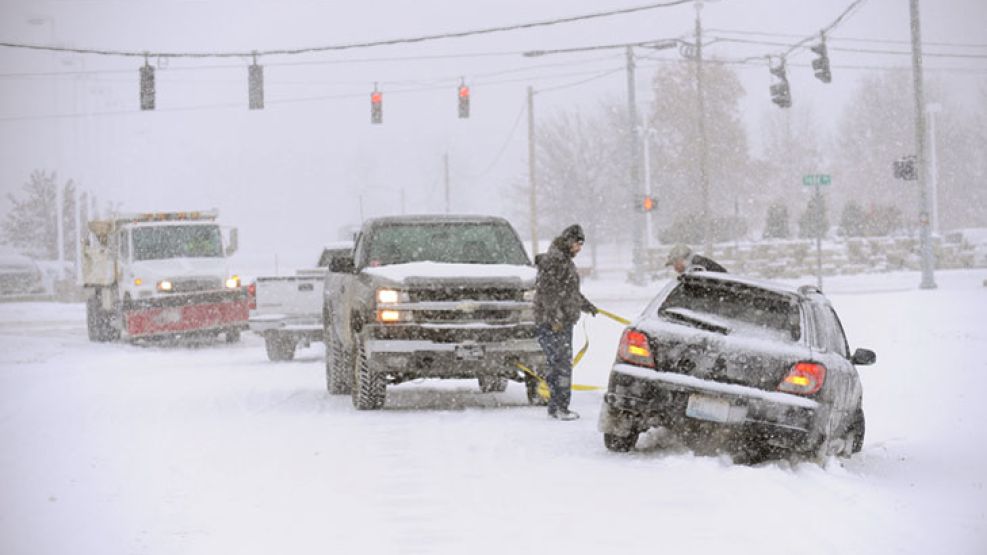 Nevada. En medio de una ruta de Kentucky, un auto no puede seguir su marcha por la caída de nieve.