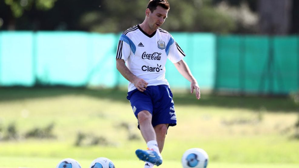 Unico objetivo. En Ezeiza, Messi trabaja en doble turno. Más que en el Barcelona, su mente está puesta en el 15 de junio: el debut en “su” Mundial.