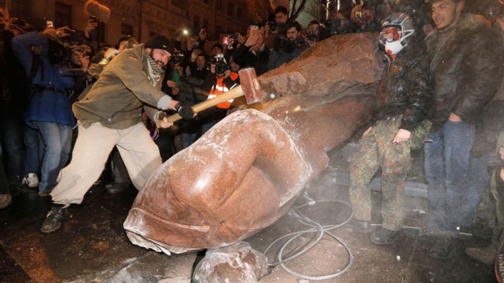 Derribo y "decapitación" de la estatuta de Lenin por parte de los indignados ucranianos.