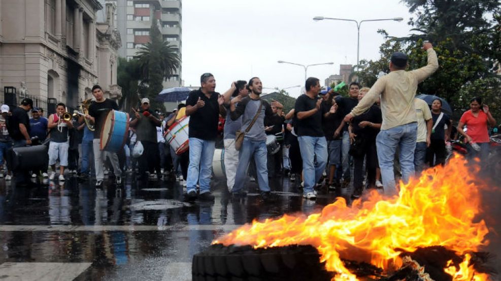 En San Pedro de Jujuy la protesta policial derivó en incidentes violentos.