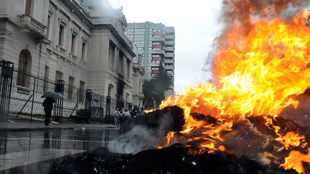 Son varias las víctimas fatales que hay que lamentar tras los saqueos y las protestas policiales, como la de la imagen en Jujuy.