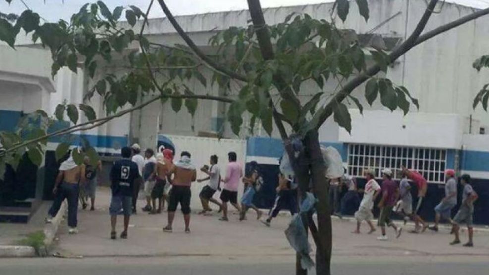 Trabajadores de la planta de Sancor, en Tucumán, salieron a enfrentar a los saqueadores.