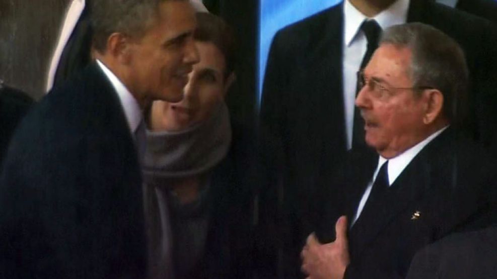Obama y Raúl Castro se saludan en el funeral de Mandela.