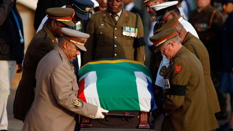 Ataud. El cuerpo de Mandela, despedido en Pretoria, la ciudad que fue “capital del apartheid”. 